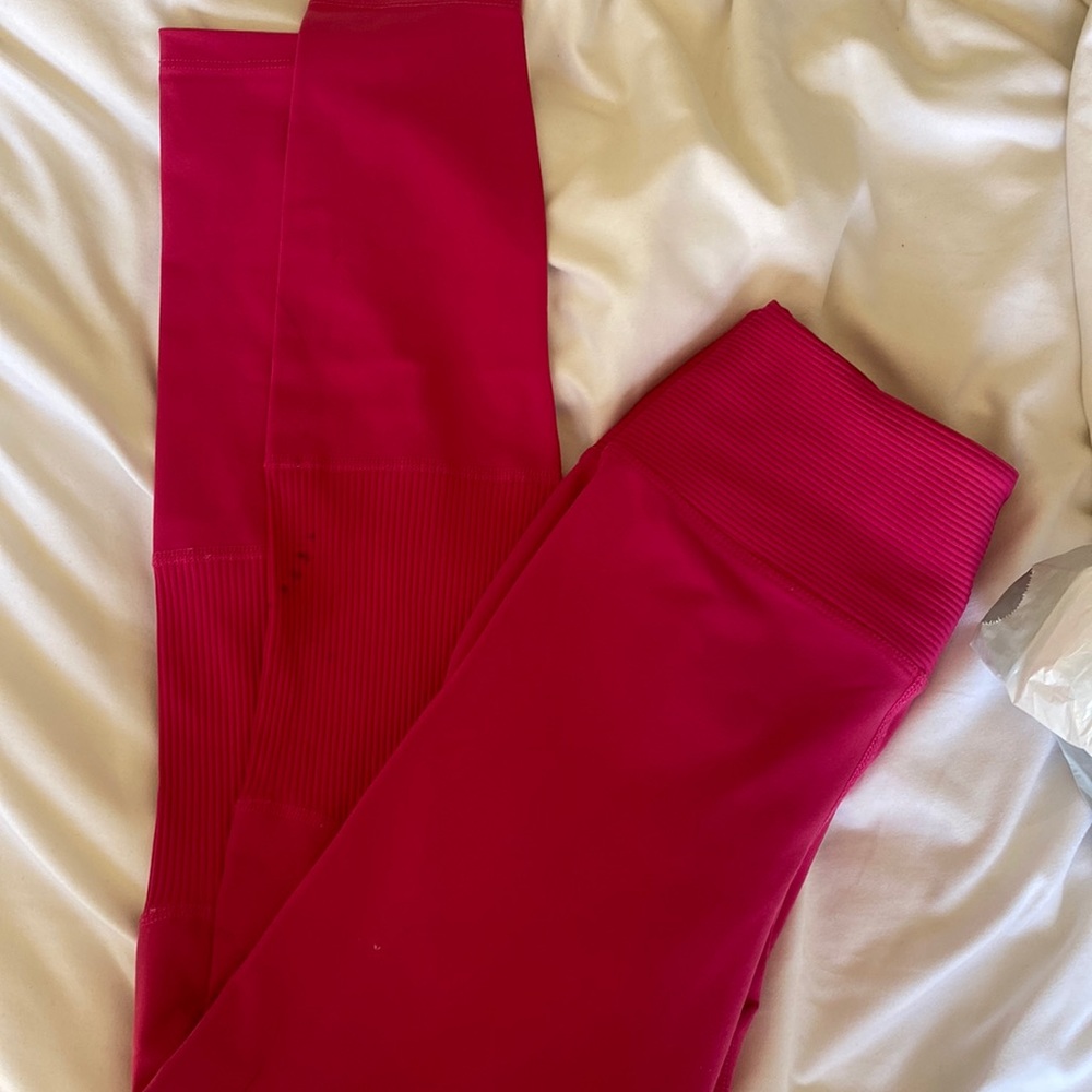 Hot pink legging with texture on leg